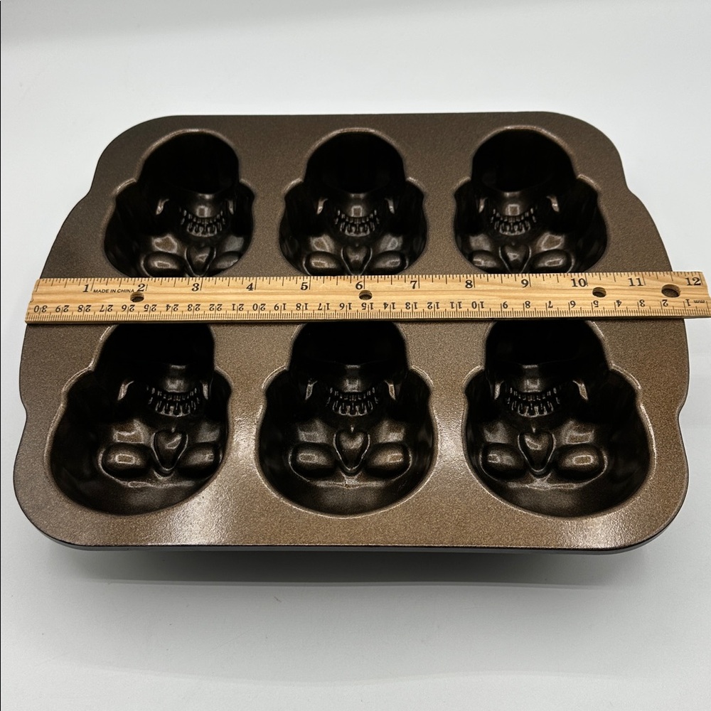 Nordic Ware Mini Skull Cakelet Pan 5 Cups. Spooky &
Haunted. - Picture 8 of 16